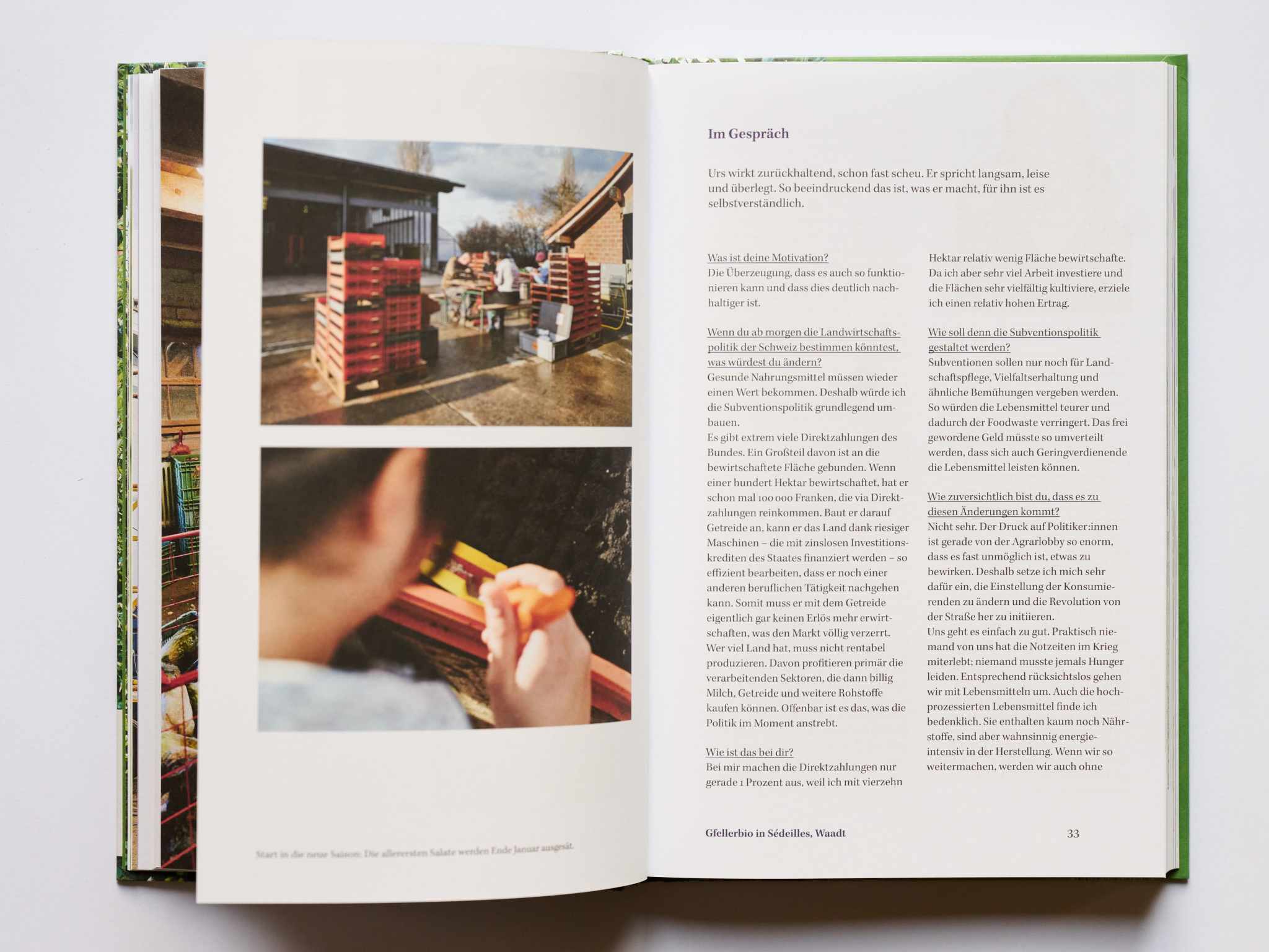 Produktfoto eines Reportage Buches. Produktfoto mit natürlichem Licht. Sanftes Licht bei Produktfotografie. Studioaufnahme eines Buches.