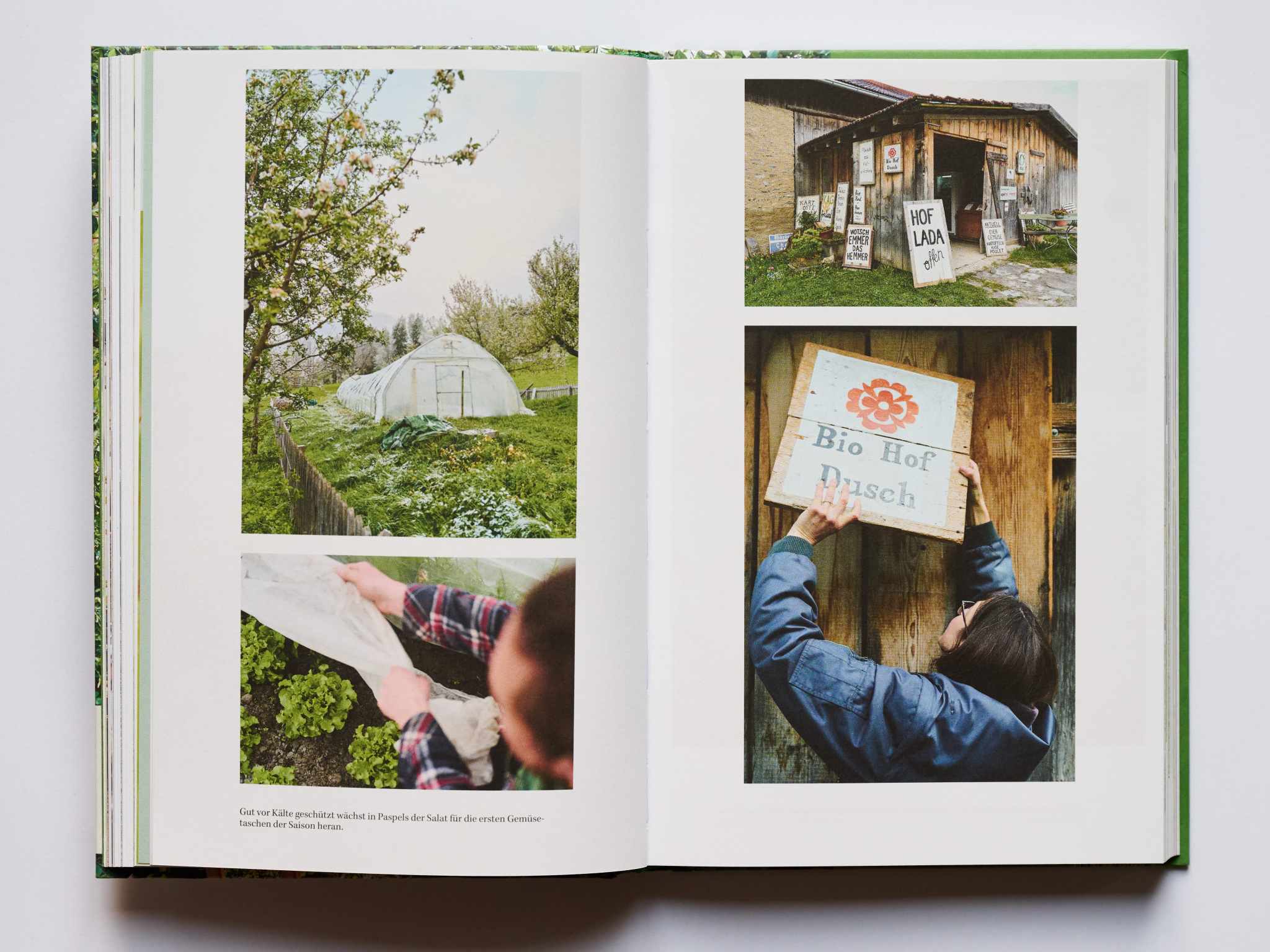 Produktfoto eines Reportage Buches. Produktfoto mit natürlichem Licht. Sanftes Licht bei Produktfotografie. Studioaufnahme eines Buches.