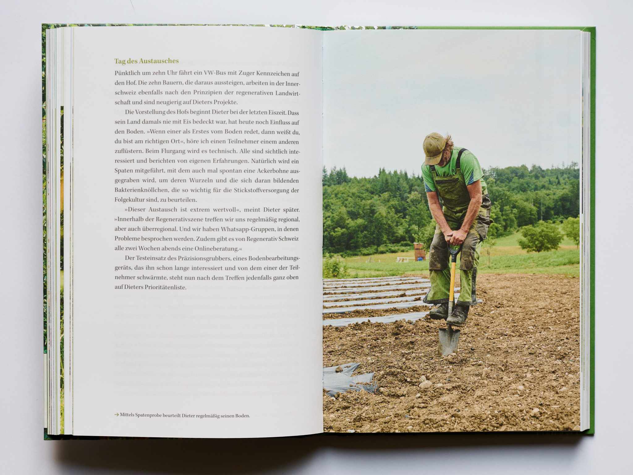 Produktfoto eines Reportage Buches. Produktfoto mit natürlichem Licht. Sanftes Licht bei Produktfotografie. Studioaufnahme eines Buches.