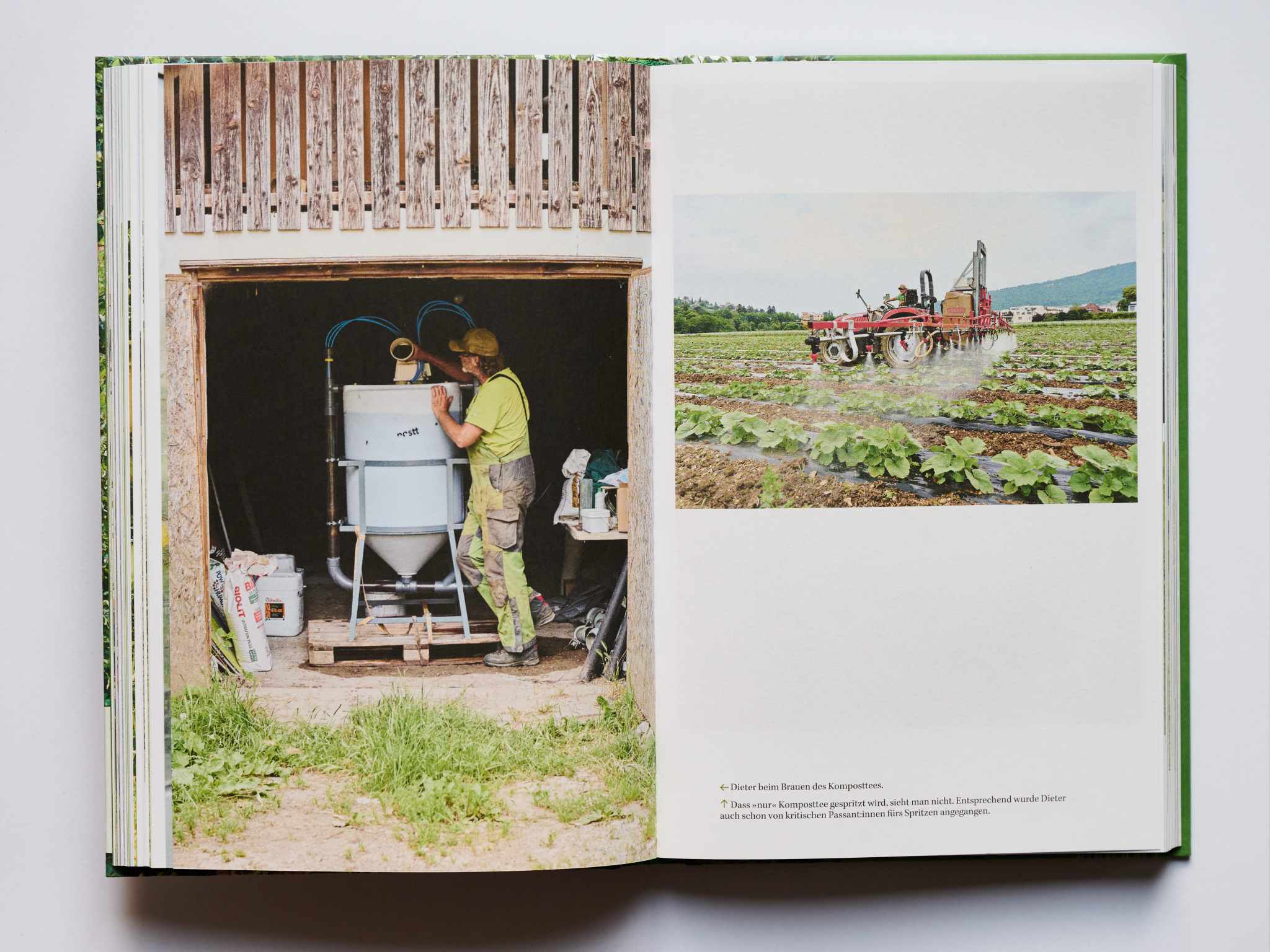 Produktfoto eines Reportage Buches. Produktfoto mit natürlichem Licht. Sanftes Licht bei Produktfotografie. Studioaufnahme eines Buches.
