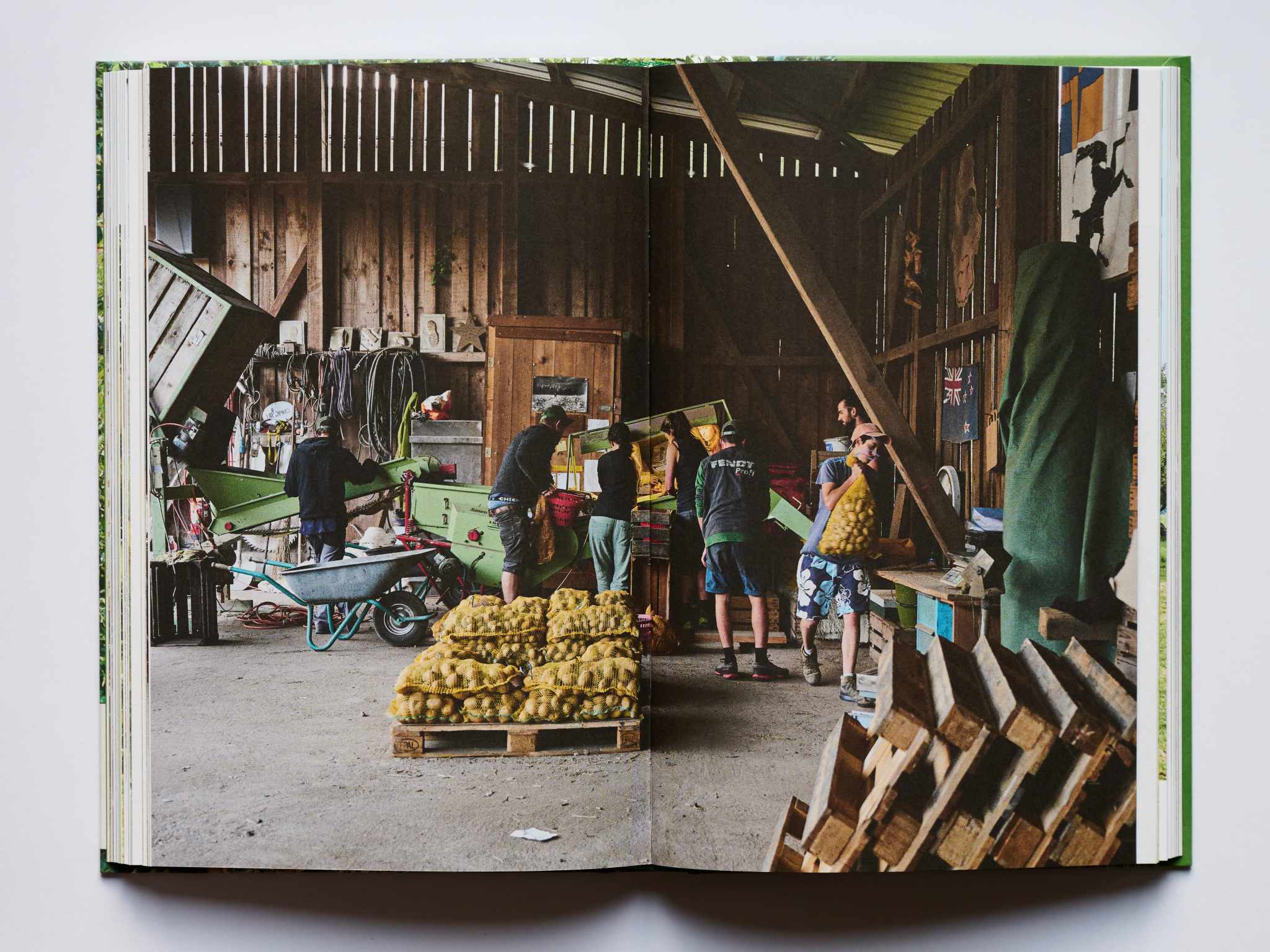 Produktfoto eines Reportage Buches. Produktfoto mit natürlichem Licht. Sanftes Licht bei Produktfotografie. Studioaufnahme eines Buches.