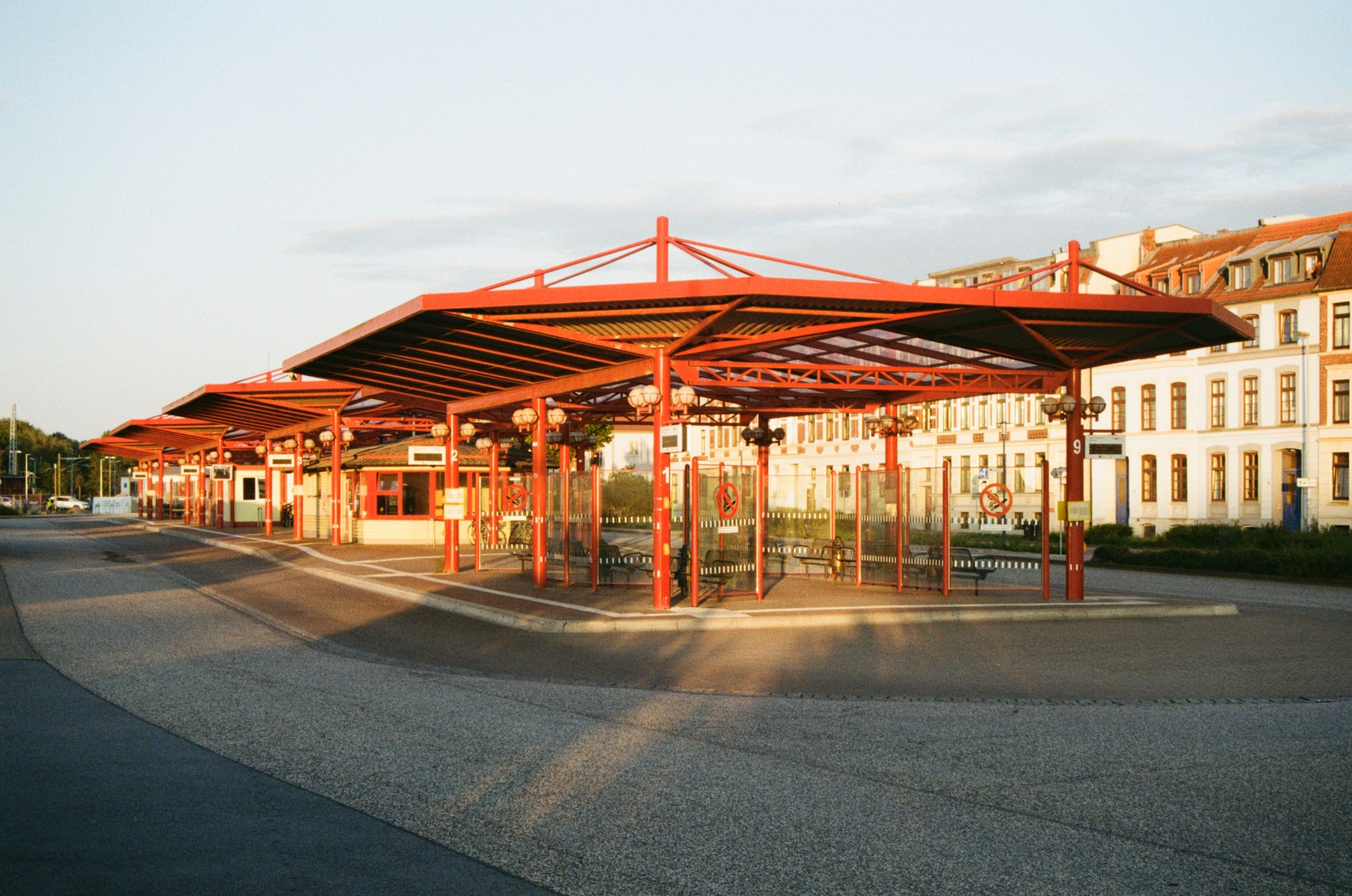 Eine Architekturaufnahme eines Busbanhofs in Norddeutschland